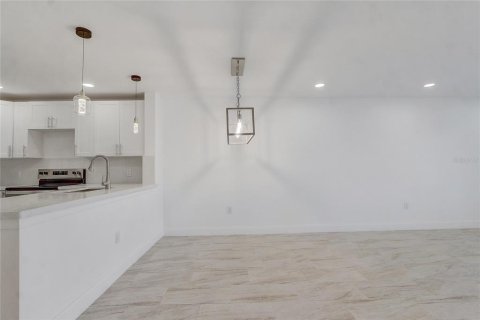 Condo in Orlando, Florida, 2 bedrooms  № 2141978 - photo 11