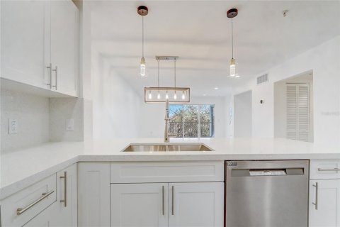 Condo in Orlando, Florida, 2 bedrooms  № 2141978 - photo 16