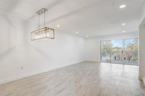 Condo in Orlando, Florida, 2 bedrooms  № 2141978 - photo 12