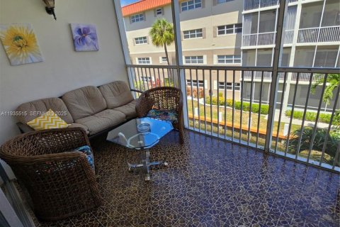Condominio en alquiler en Hallandale Beach, Florida, 2 dormitorios, 93.83 m2 № 2060227 - foto 8