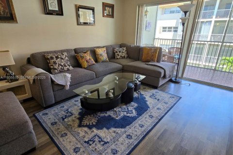 Condominio en alquiler en Hallandale Beach, Florida, 2 dormitorios, 93.83 m2 № 2060227 - foto 3