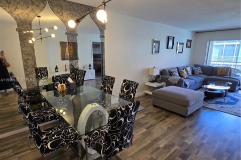 Condominio en alquiler en Hallandale Beach, Florida, 2 dormitorios, 93.83 m2 № 2060227 - foto 2