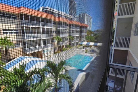 Condominio en alquiler en Hallandale Beach, Florida, 2 dormitorios, 93.83 m2 № 2060227 - foto 6