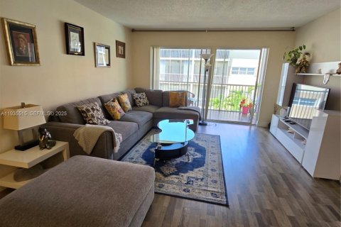 Condominio en Hallandale Beach, Florida, 2 dormitorios  № 2060227