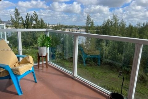 Condominio en alquiler en Miami, Florida, 2 dormitorios, 90.95 m2 № 2048730 - foto 6