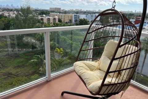 Condominio en alquiler en Miami, Florida, 2 dormitorios, 90.95 m2 № 2048730 - foto 5