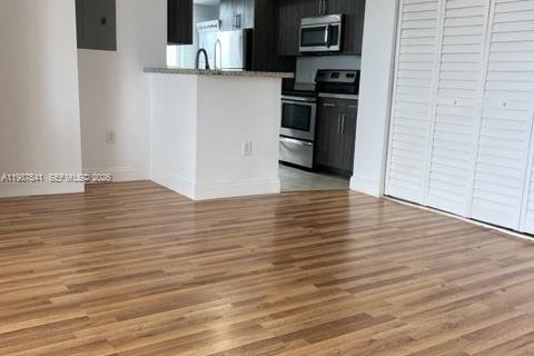 Condominio en alquiler en Miami, Florida, 2 dormitorios, 90.95 m2 № 2048730 - foto 4