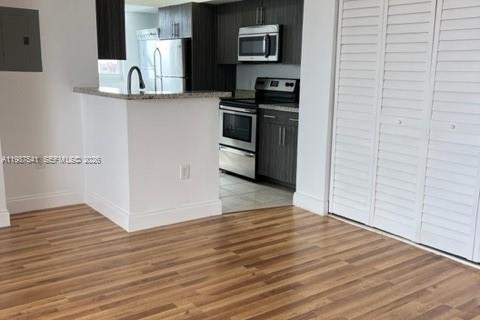 Condominio en alquiler en Miami, Florida, 2 dormitorios, 90.95 m2 № 2048730 - foto 2