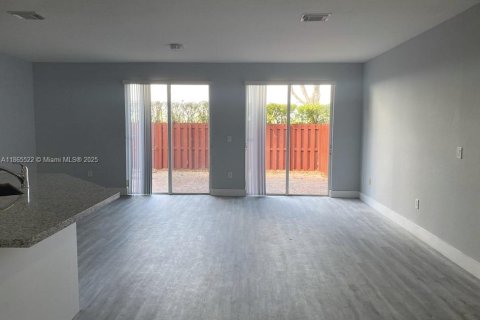 Touwnhouse à louer à Miami, Floride: 3 chambres, 164.99 m2 № 1896399 - photo 2