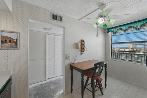 Condo in South Pasadena, Florida, 1 bedroom  № 1791518 - photo 14