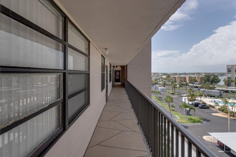 Condo in South Pasadena, Florida, 1 bedroom  № 1791518 - photo 4