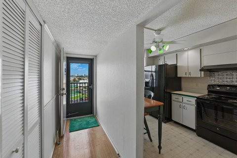 Condo in South Pasadena, Florida, 1 bedroom  № 1791518 - photo 6