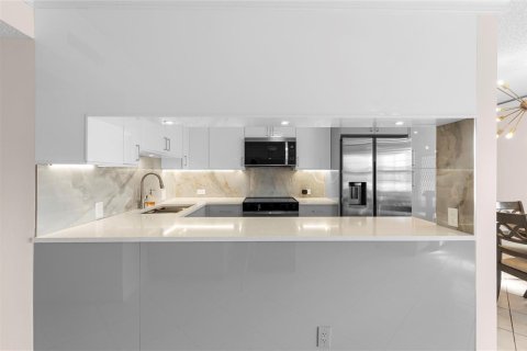 Condo in Deerfield Beach, Florida, 2 bedrooms  № 2244750 - photo 7