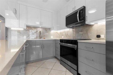 Condo in Deerfield Beach, Florida, 2 bedrooms № 2244750