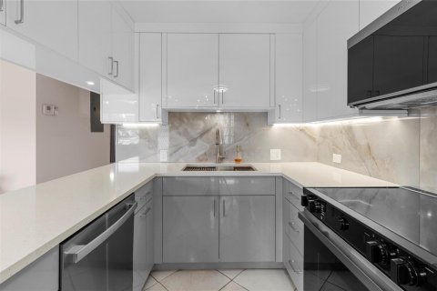 Condo in Deerfield Beach, Florida, 2 bedrooms  № 2244750 - photo 12
