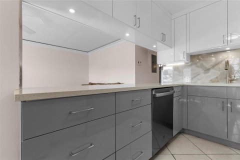 Condo in Deerfield Beach, Florida, 2 bedrooms  № 2244750 - photo 10