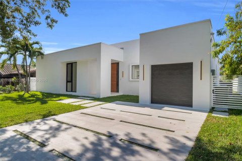 Villa ou maison à vendre à North Miami, Floride: 4 chambres, 207.64 m2 № 1994581 - photo 1