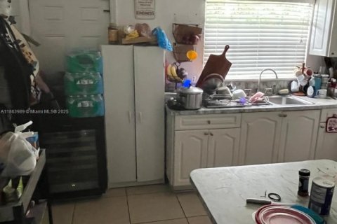 House in Miami, Florida 3 bedrooms, 95.41 sq.m. № 1895283 - photo 10
