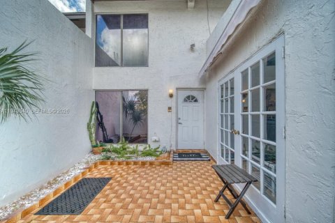 Adosado en Miami, Florida 3 dormitorios, 126.81 m2 № 2000243