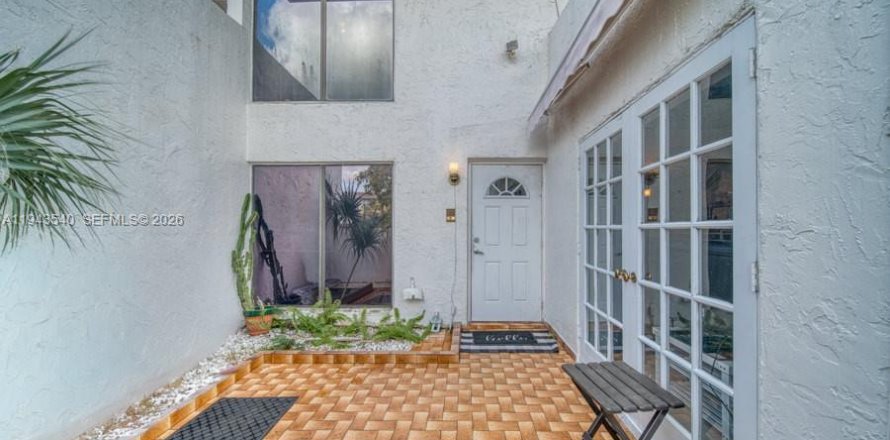 Adosado en Miami, Florida 3 dormitorios, 126.81 m2 № 2000243