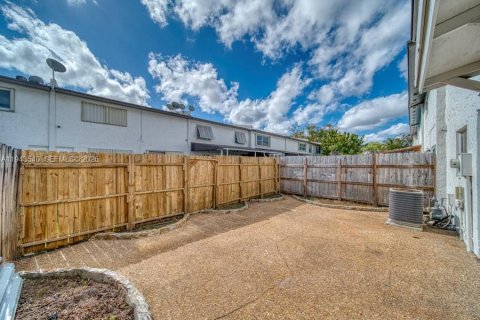 Adosado en venta en Miami, Florida, 3 dormitorios, 126.81 m2 № 2000243 - foto 2