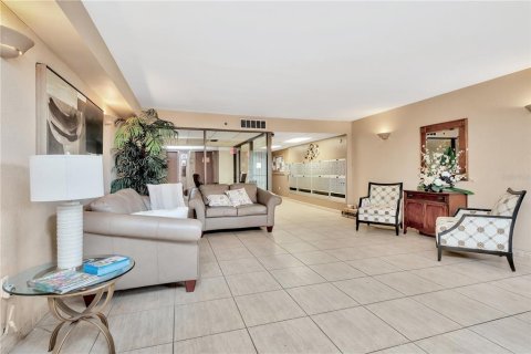 Condo in Saint Petersburg, Florida, 1 bedroom  № 1883662 - photo 3