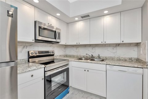 Condo in Saint Petersburg, Florida, 1 bedroom  № 1883662 - photo 13