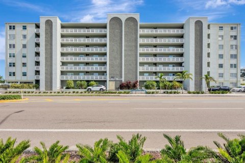 Condo in Saint Petersburg, Florida, 1 bedroom  № 1883662 - photo 1