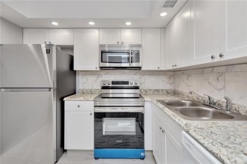 Condo in Saint Petersburg, Florida, 1 bedroom  № 1883662 - photo 12