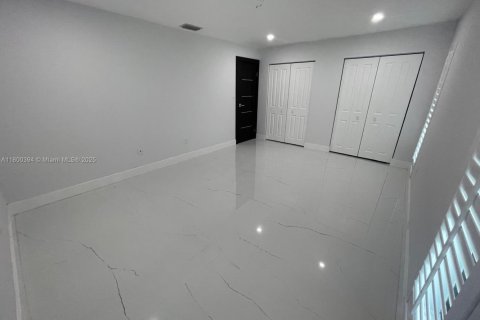 House in Miami, Florida 5 bedrooms, 321.63 sq.m. № 1939748 - photo 18
