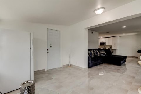 Casa en venta en Tampa, Florida, 5 dormitorios, 123.93 m2 № 1795730 - foto 9