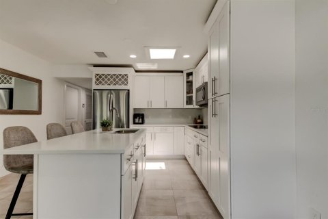 Casa en venta en Tampa, Florida, 5 dormitorios, 123.93 m2 № 1795730 - foto 2