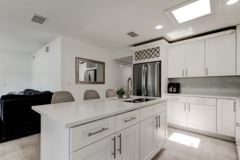 Casa en venta en Tampa, Florida, 5 dormitorios, 123.93 m2 № 1795730 - foto 4