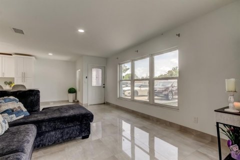 Casa en venta en Tampa, Florida, 5 dormitorios, 123.93 m2 № 1795730 - foto 8