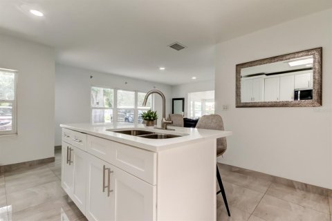 Casa en venta en Tampa, Florida, 5 dormitorios, 123.93 m2 № 1795730 - foto 5