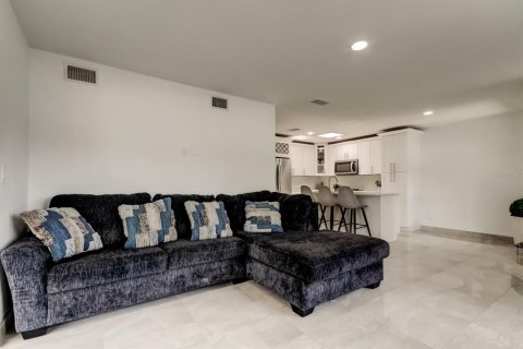 Casa en venta en Tampa, Florida, 5 dormitorios, 123.93 m2 № 1795730 - foto 6