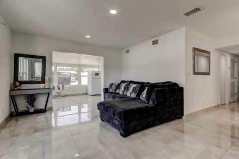 Casa en venta en Tampa, Florida, 5 dormitorios, 123.93 m2 № 1795730 - foto 7