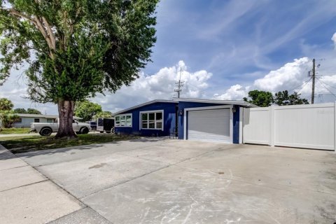 Casa en venta en Tampa, Florida, 5 dormitorios, 123.93 m2 № 1795730 - foto 1