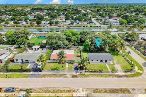 Casa en alquiler en Miami Gardens, Florida, 3 dormitorios, 99.96 m2 № 1944421 - foto 25