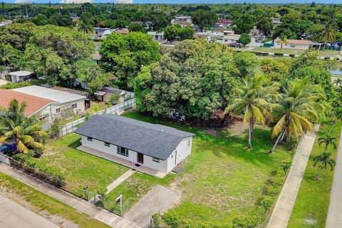 Casa en alquiler en Miami Gardens, Florida, 3 dormitorios, 99.96 m2 № 1944421 - foto 1