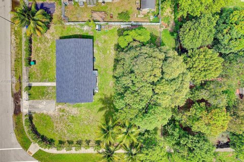 Casa en alquiler en Miami Gardens, Florida, 3 dormitorios, 99.96 m2 № 1944421 - foto 29