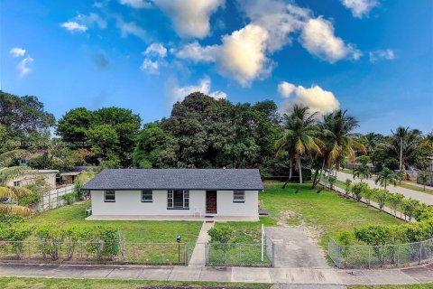 Casa en alquiler en Miami Gardens, Florida, 3 dormitorios, 99.96 m2 № 1944421 - foto 2