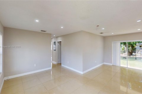 Casa en alquiler en Miami Gardens, Florida, 3 dormitorios, 99.96 m2 № 1944421 - foto 13