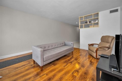 Condominio en venta en Kenneth City, Florida, 1 dormitorio, 60.57 m2 № 1882759 - foto 10