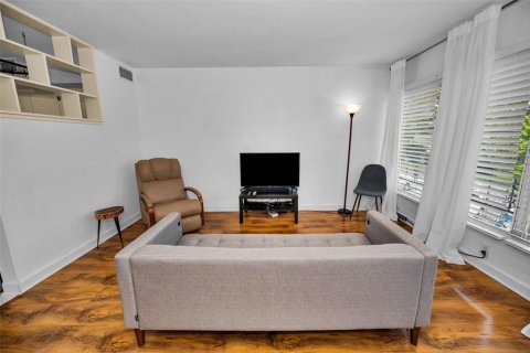 Condominio en venta en Kenneth City, Florida, 1 dormitorio, 60.57 m2 № 1882759 - foto 13