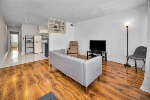 Condominio en venta en Kenneth City, Florida, 1 dormitorio, 60.57 m2 № 1882759 - foto 11