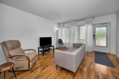 Condominio en venta en Kenneth City, Florida, 1 dormitorio, 60.57 m2 № 1882759 - foto 8