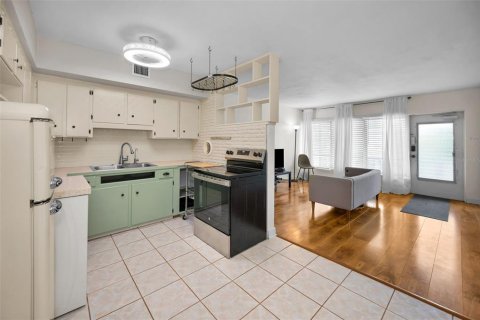 Condominio en venta en Kenneth City, Florida, 1 dormitorio, 60.57 m2 № 1882759 - foto 19