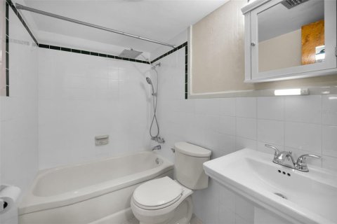 Condominio en venta en Kenneth City, Florida, 1 dormitorio, 60.57 m2 № 1882759 - foto 26
