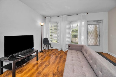 Condominio en venta en Kenneth City, Florida, 1 dormitorio, 60.57 m2 № 1882759 - foto 14